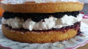 Homemade blackberry topper cake - deanysdesigns.co.uk
